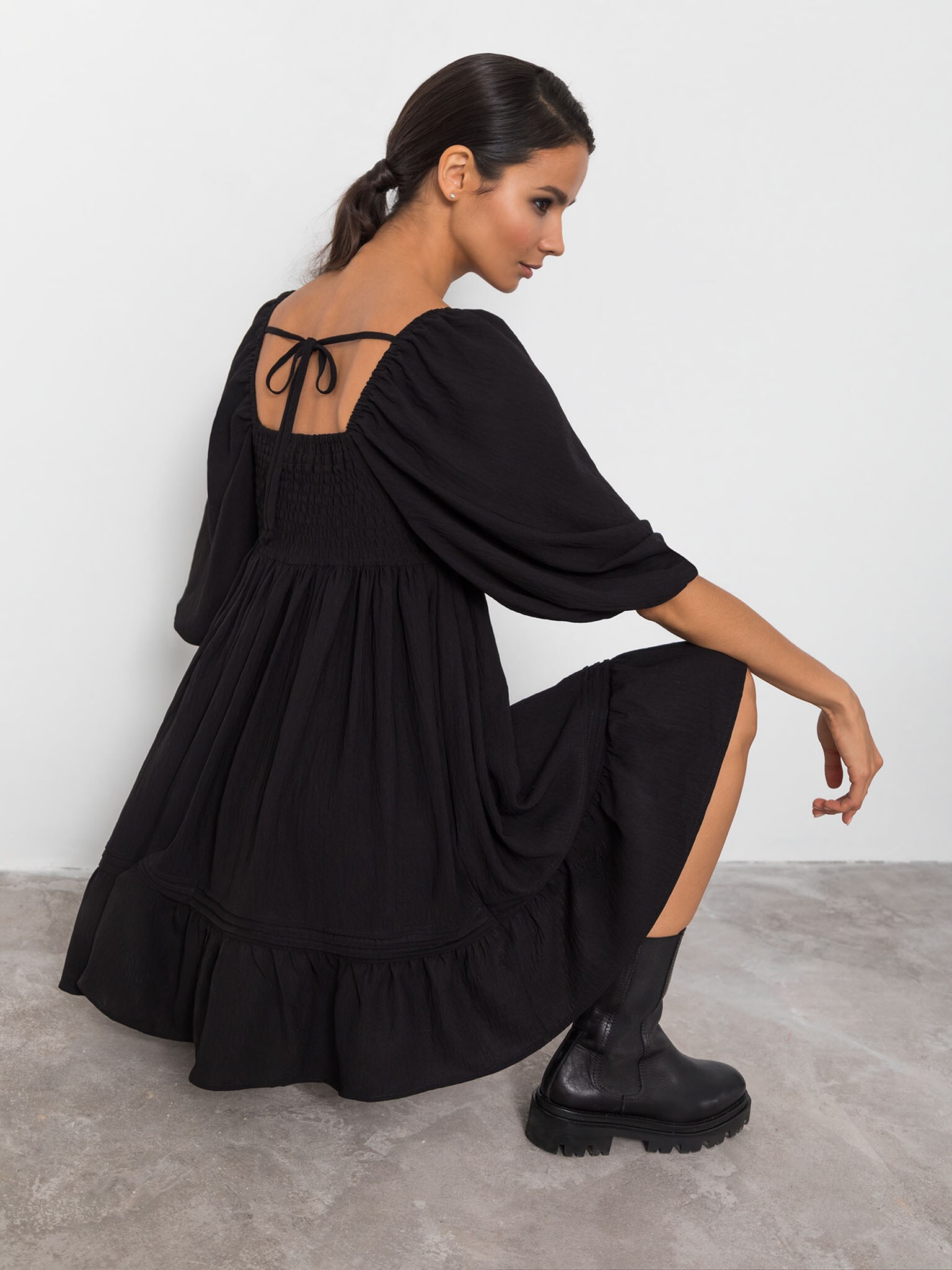 Платье мини с фигурным вырезом и завязками на спине :: LICHI - Online fashion store